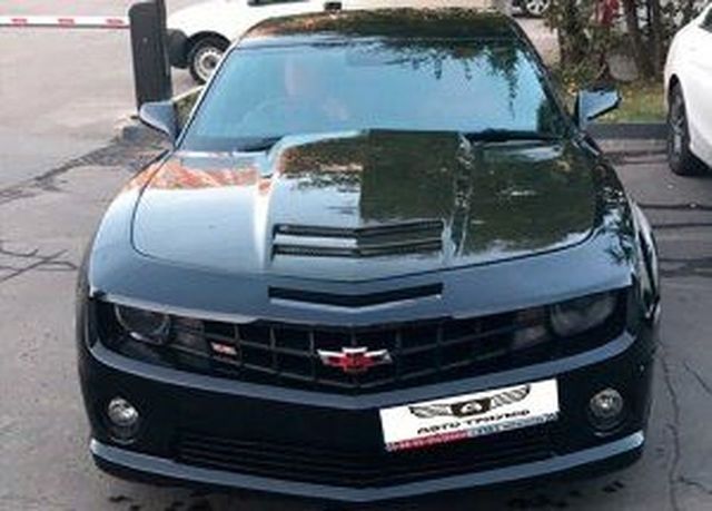Аренда аренда черного спортивного chevrolet camaro на свадьбу на свадьбу, фото