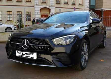 Аренда аренда белого mercedes-benz e213 с водителем с водителем