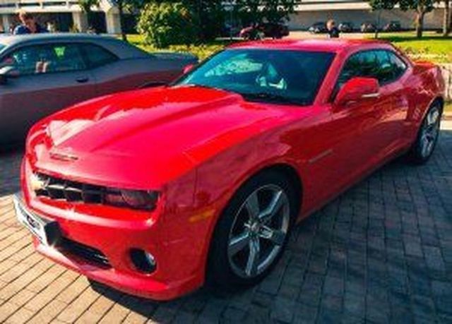 Аренда аренда красного chevrolet camaro на свадьбу на свадьбу, фото