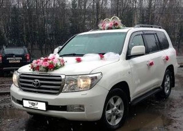 Аренда заказ белого джипа toyota land cruiser 200 с водителем с водителем, фото