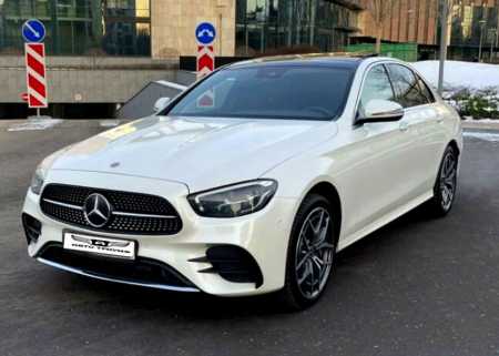 Аренда аренда белого mercedes-benz e213 с водителем с водителем