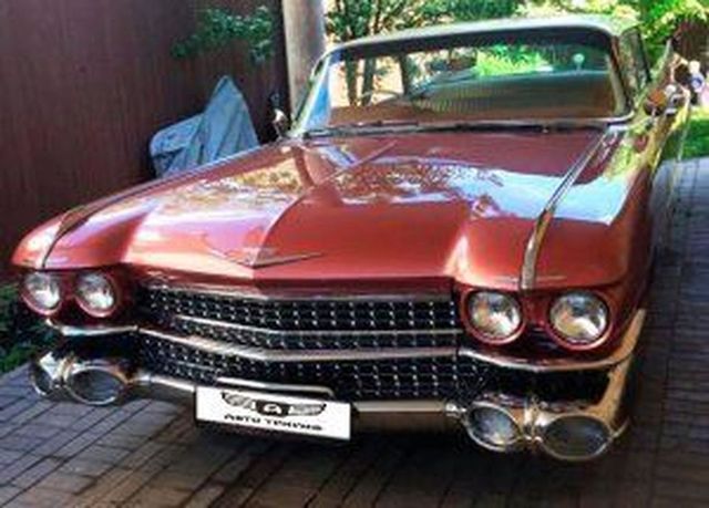 Аренда аренда ретро автомобиля cadillac deville с водителем с водителем, фото