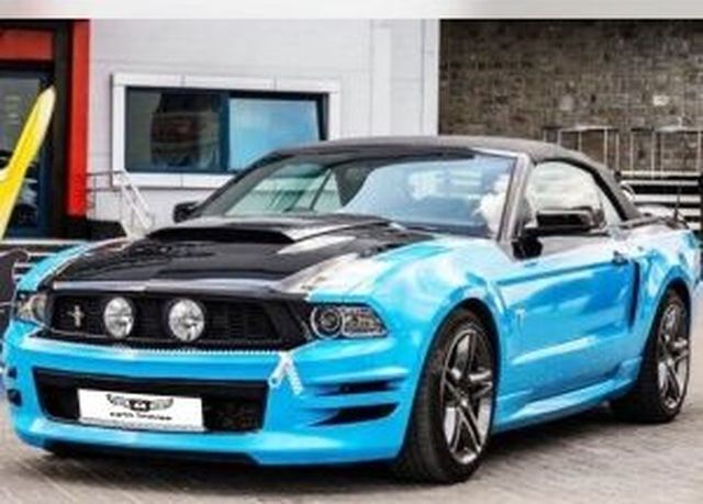 Аренда аренда голубого спорткара ford mustang с водителем с водителем, фото