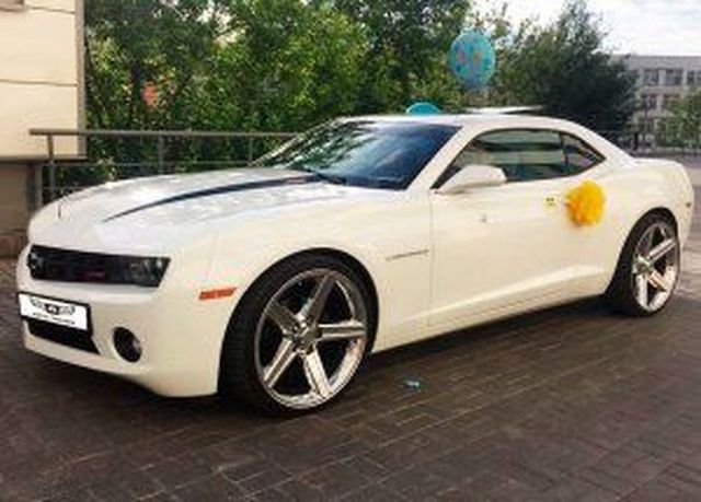 Аренда аренда белого chevrolet camaro с водителем с водителем, фото