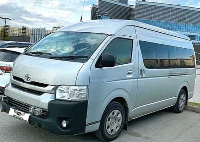 Аренда аренда белого минивэна Toyota HiAce с водителем