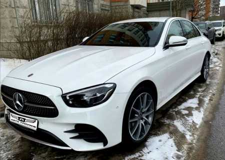 Аренда аренда белого mercedes-benz e213 с водителем с водителем