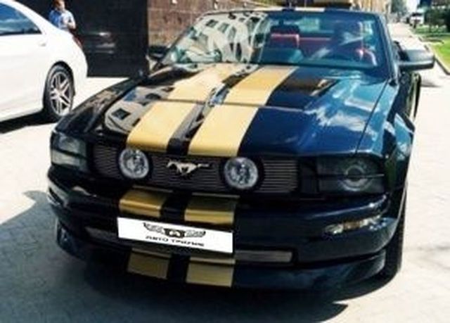Аренда аренда черного спорткара ford mustang в аренду с водителем с водителем, фото