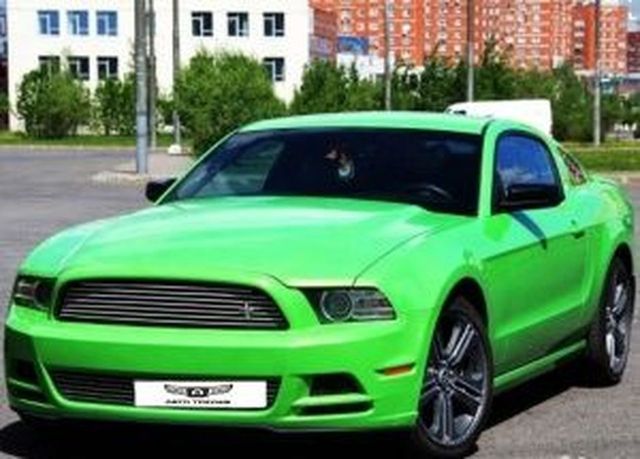 Аренда аренда зеленого спорткара ford mustang на свадьбу на свадьбу, фото