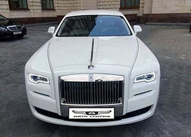 Аренда аренда белого rolls-royce ghost с водителем с водителем, фото