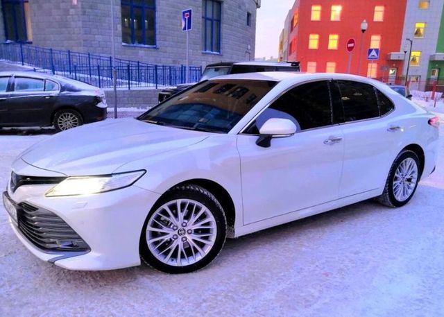 Toyota Camry белая