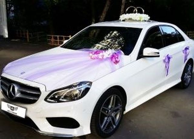 Аренда аренда белого седана mercedes-benz e212 amg с водителем с водителем, фото