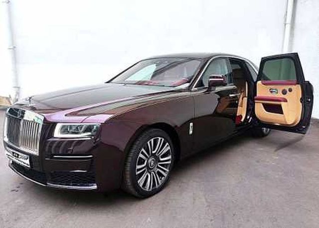 Аренда аренда белого rolls-royce ghost с водителем с водителем, фото