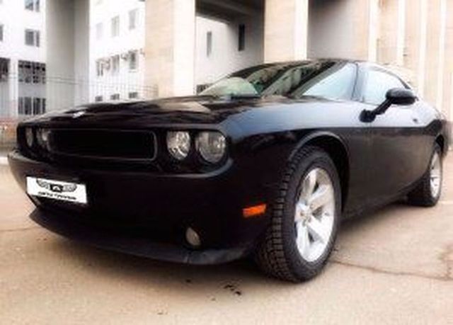 Аренда аренда черного dodge challenger на свадьбу на свадьбу, фото