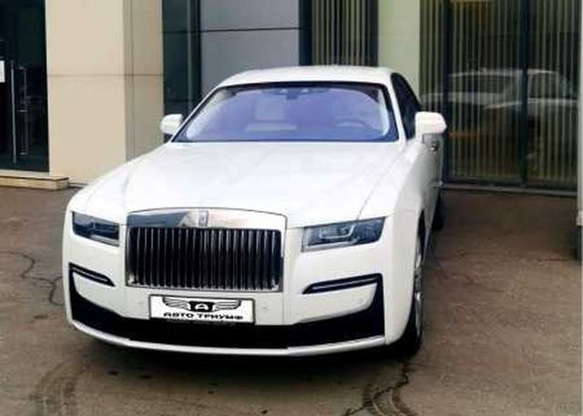 Аренда аренда белого rolls-royce ghost с водителем с водителем, фото