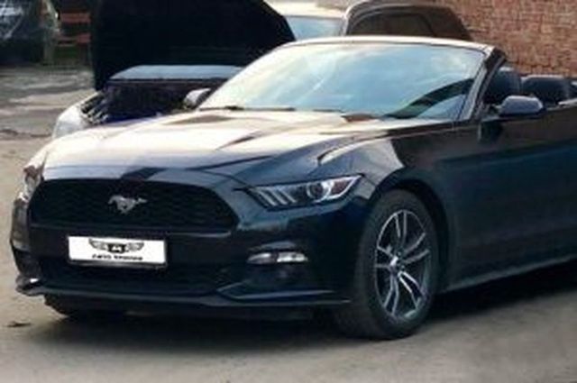 Аренда аренда черного спорткара с откидным верхом ford mustang на свадьбу на свадьбу, фото