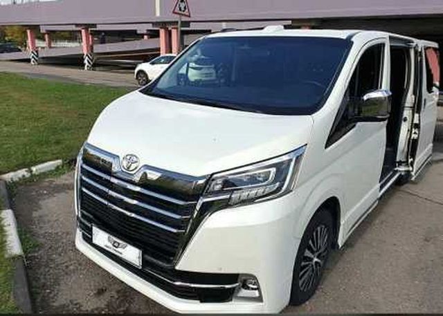 Аренда аренда белого минивэна Toyota HiAce с водителем