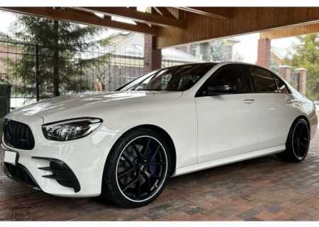 Аренда аренда белого mercedes-benz e213 с водителем с водителем