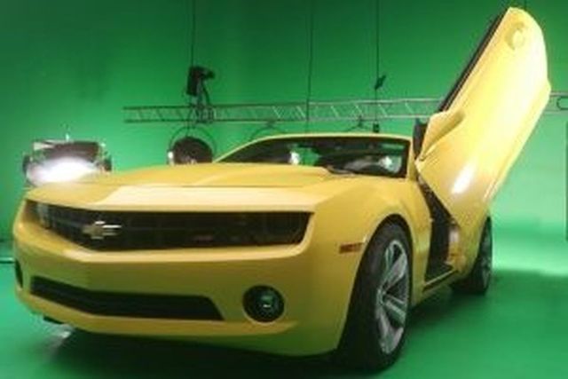 желтый спорткара chevrolet camaro с водителем
