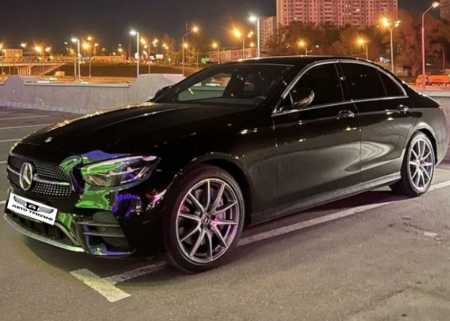 Аренда аренда белого mercedes-benz e213 с водителем с водителем