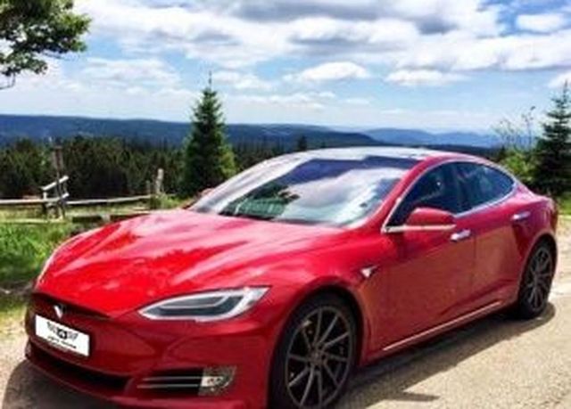 Аренда аренда красного спорткара tesla s на свадьбу на свадьбу, фото