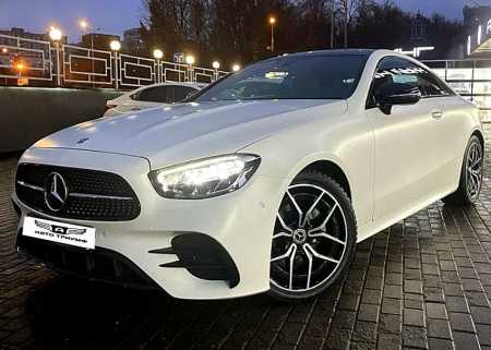 Аренда аренда белого mercedes-benz e213 с водителем с водителем